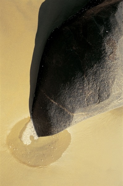 Unusual rock formation pointing a puddle on sand Vishakapatnam (photo)  von 