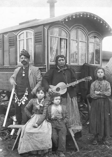 Voelkerkunde/ Zigeunerfamilie um 1920