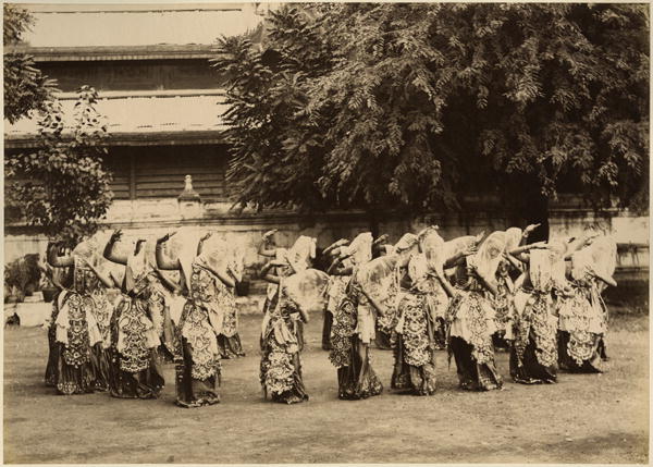 Veiled dancers at Mandalay, Burma, late 19th century (albumen print) (b/w photo)  von 