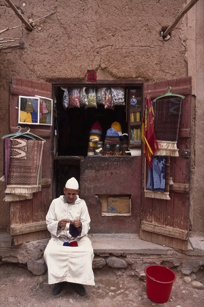 Vendor knitting, Taouit (photo)  von 