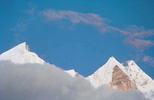 View of Bhagirathi peaks from Chirbas (3610m) (photo)  von 
