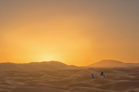 Sonnenaufgang in der Sahara-Wüste.