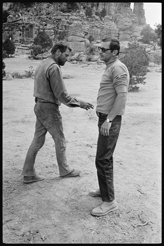 Burt Lancaster with Sydney Pollack on the set of The Scalphunters von Orlando Suero