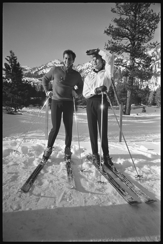 Janet Leigh and Tony Curtis on skis at the Winter Olympics, Squaw Valley, California von Orlando Suero
