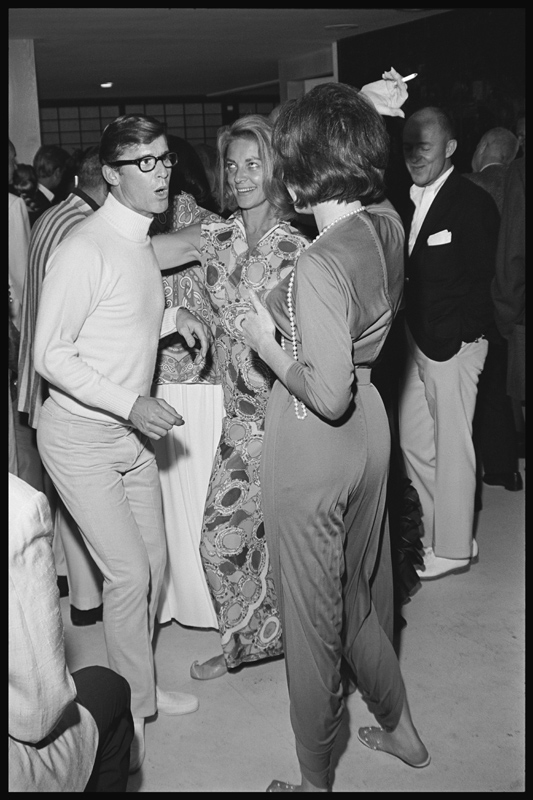 Roddy McDowall, Lauren Bacall, and Shirley MacLaine at a Malibu house party von Orlando Suero