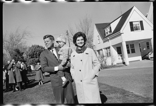 John F. Kennedy with Jackie Kennedy and daughter, Caroline von Orlando Suero