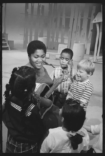 Odetta sings to childern on set of a TV special 1959
