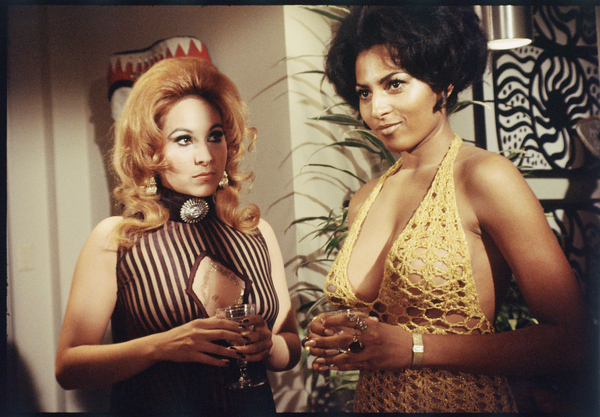 Pam Grier as a background extra on set of Beyond the Valley of the Dolls von Orlando Suero