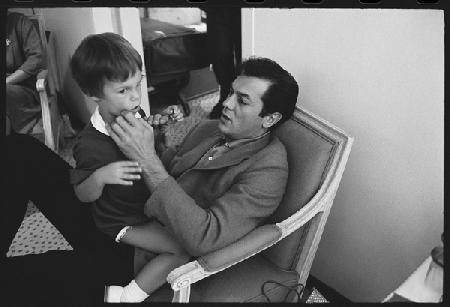 Tony Curtis with daughter Jamie Lee Curtis 1961