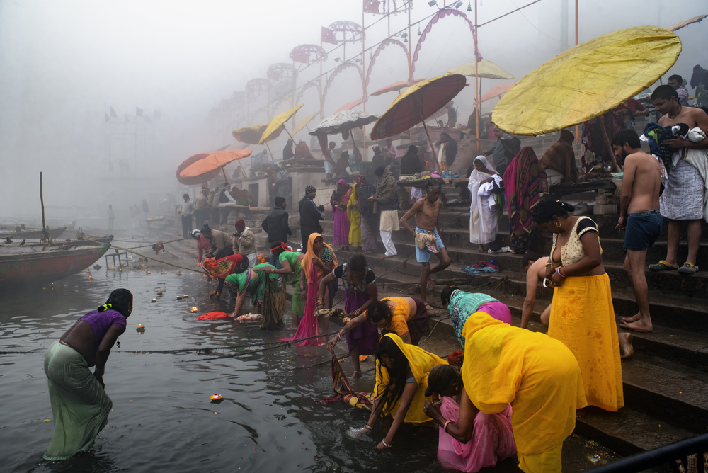 Heiliges Bad in Varanasi Ghat,Indien von Partha Sarathi Dalal