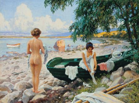 Badende Mädchen am Strand.