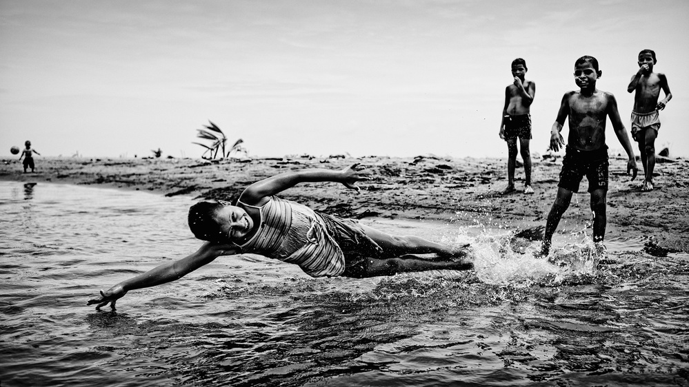 Kinder im Wasser von PAUL GOMEZ