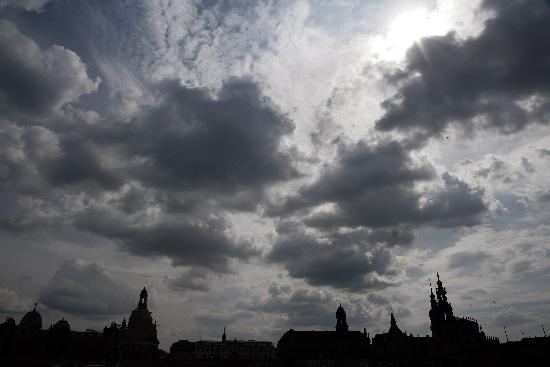 Dunkle Wolken über Dresdner Altstadt von Peer Grimm