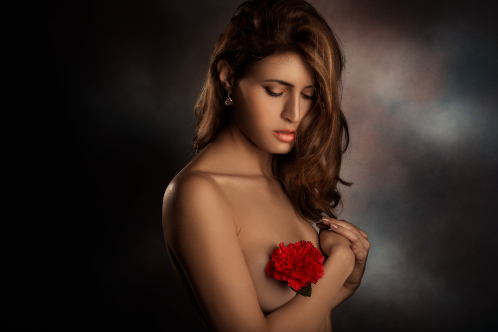 Eine rote Blume auf dem Herzen von Peppe Tambè