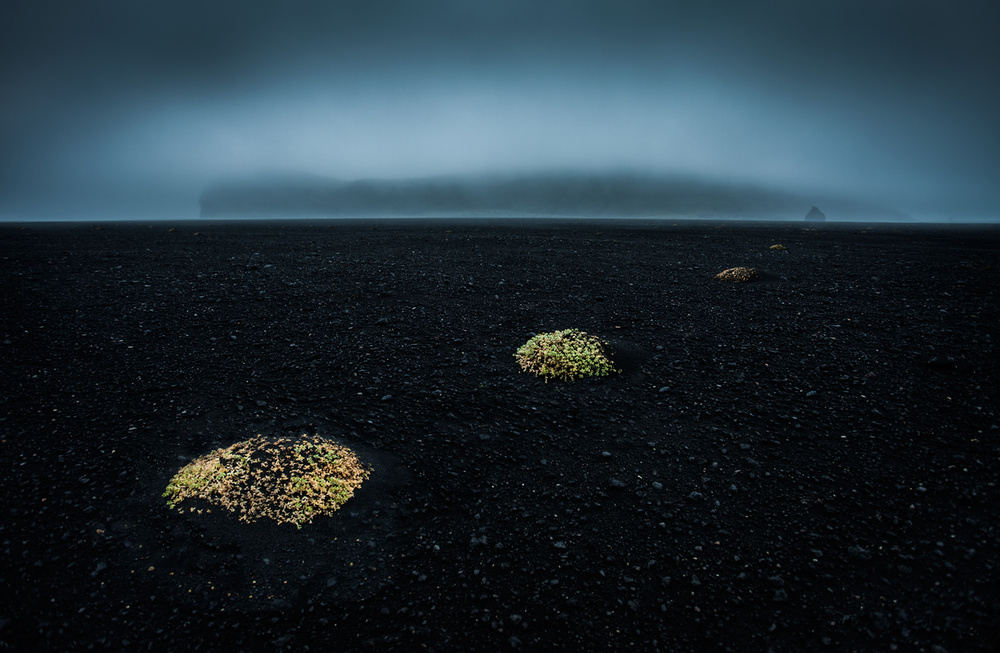 Düneninseln in der schwarzen Wüste von Peter Svoboda MQEP