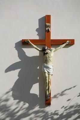 Kruzifix mit Schatten von Peter Wienerroither