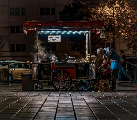 Türkischer Hausierer in der Nacht