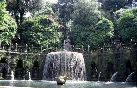The 'Fontana Ovale' (Oval Fountain) in the gardens designed von Pirro Ligorio