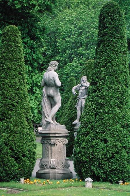 Statues and topiary in the garden (photo) von Polish School