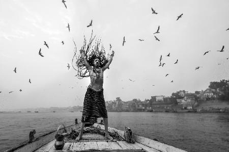 Naga Sadhu posiert auf einem Boot in Varanasi
