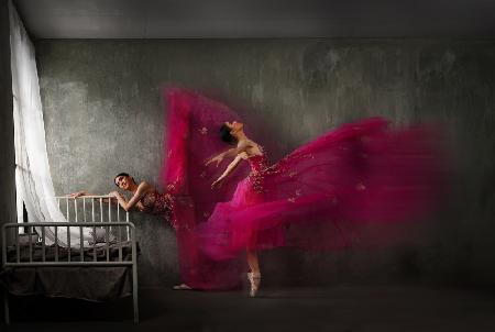 Duo-Ballerinas in rotem Kleid