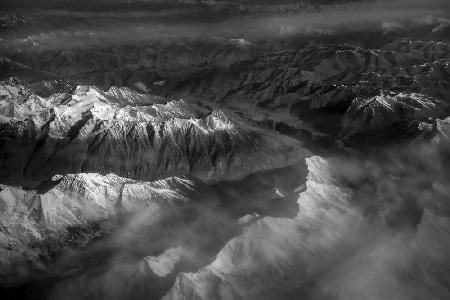 Die schneebedeckten Berge und Wolken auf dem Tibet-Plateau