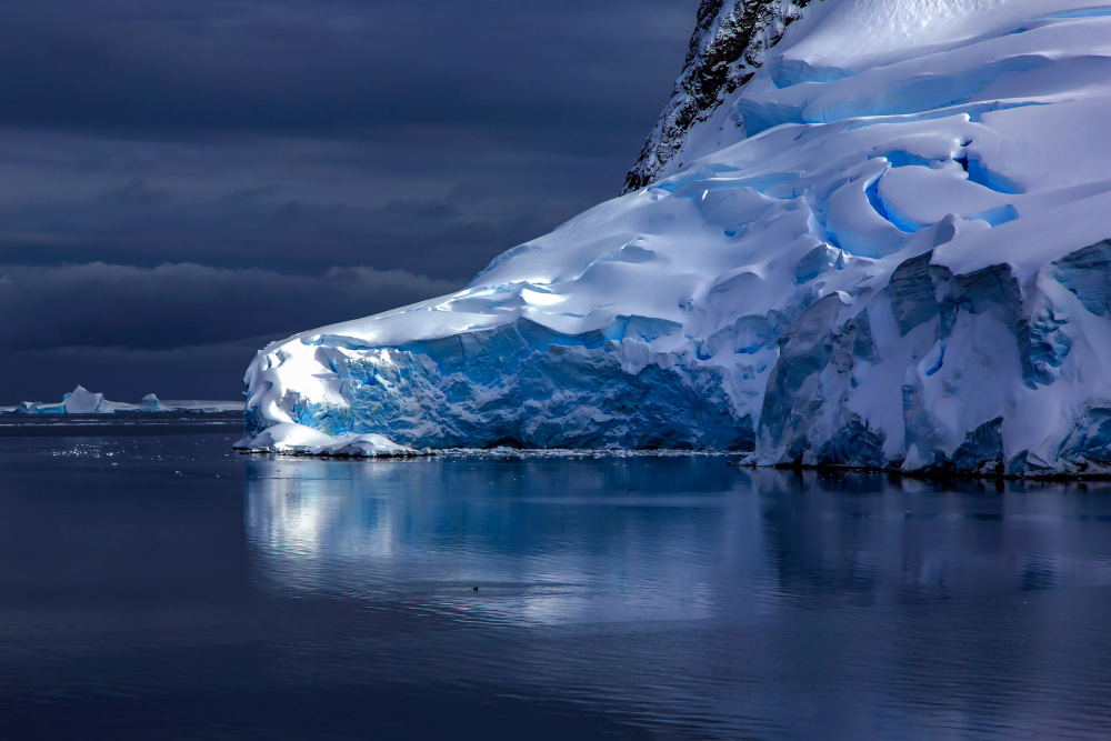 Die stillen blauen Eisberge in der Antarktis von Raymond Ren Rong Liu