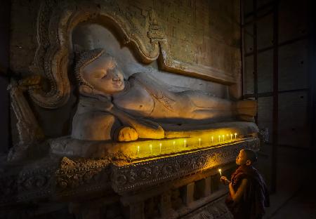 Ein Novizenmönch im Tempel von Bagan