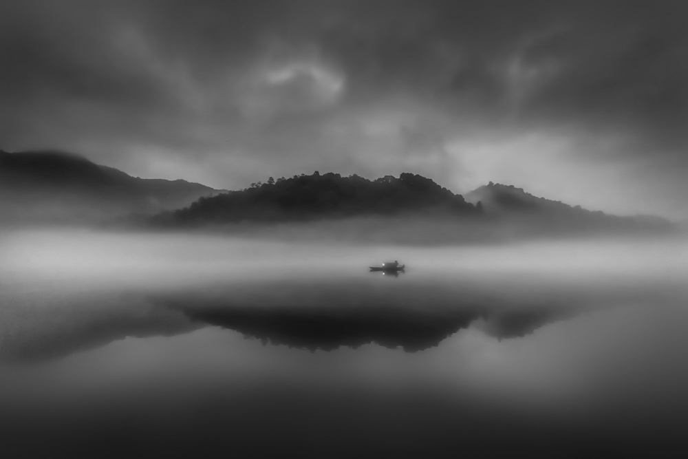 Ruhige Landschaft im Morgennebel von Raymond Ren Rong Liu