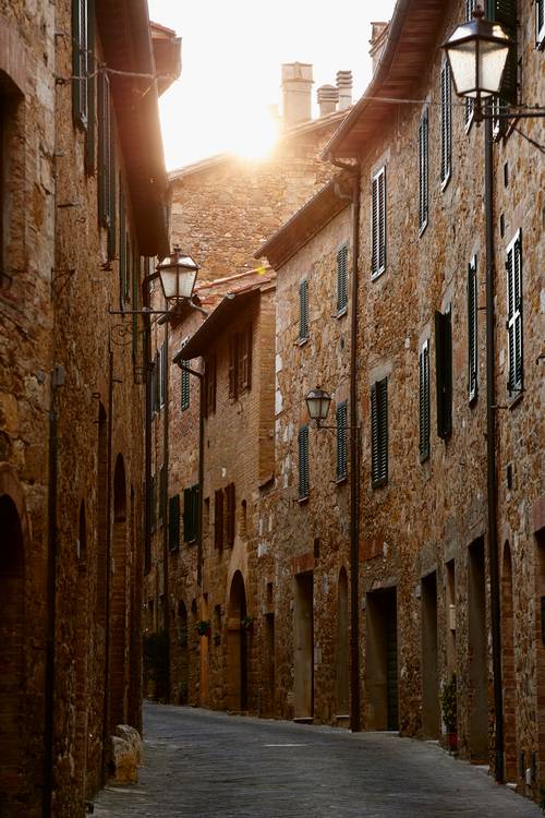Romantische Altstadtgasse der San Quirico d’Orcia von Robert Kalb