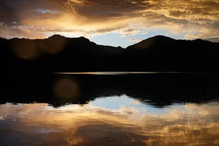 Abendrot mit Wolkenstimmung und Bergsilhouette am Almsee 2016