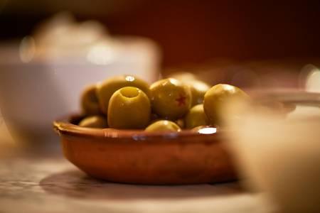 Drei Schalen mit Oliven auf einem Esstisch 2013