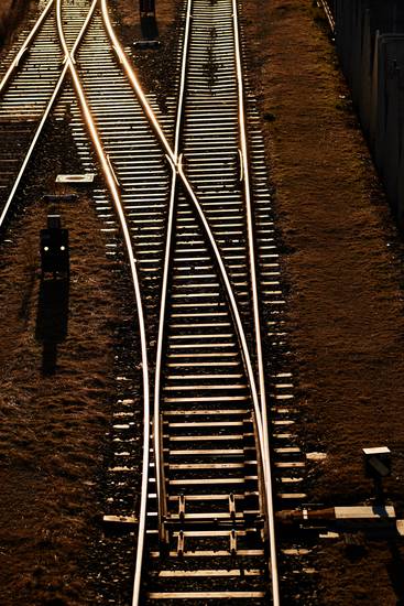 Eisenbahnschienen im Gegenlicht beim Westbahnhof 2022