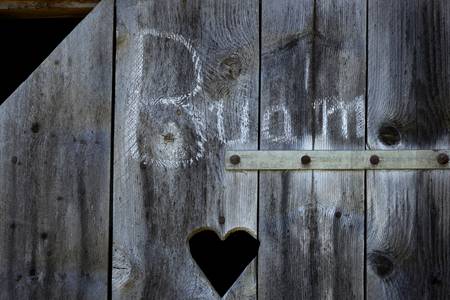 Plumsklo auf der Alm, mit einer Aufschrift Buam und einem Herz auf der Holztüre. 2013