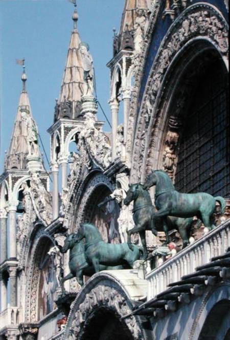 Replicas of The Four Horses above the main door of the facade (photo) von Roman