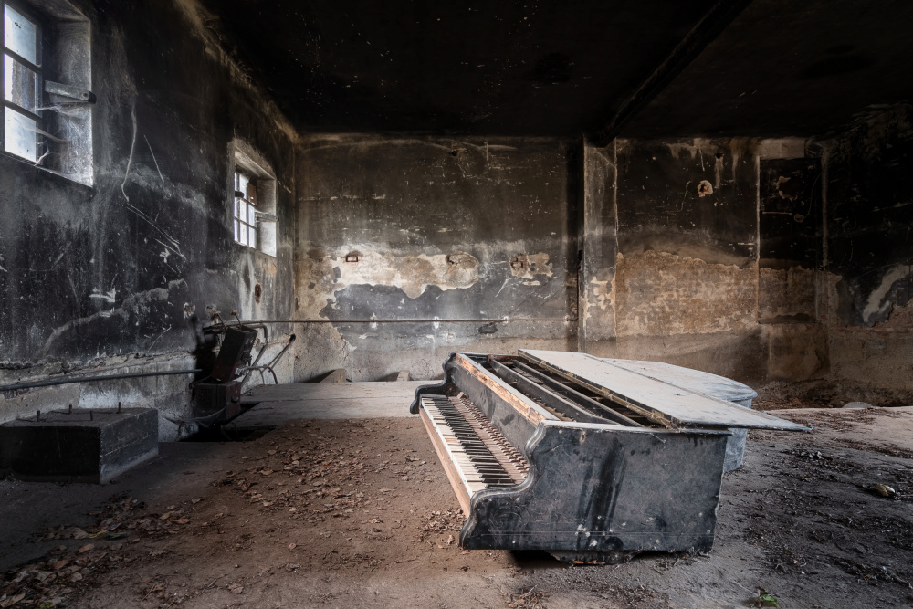 Klavier in verbrannter Garage von Roman Robroek