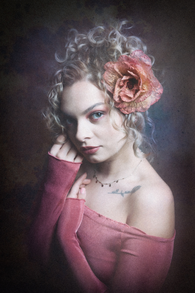 Porträt einer jungen Dame mit Blume im Haar von Ruth Franke
