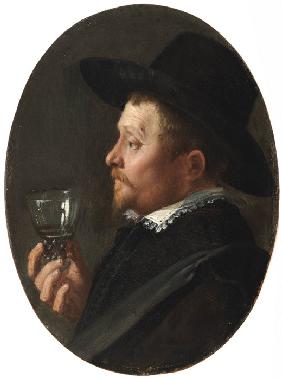 Mann mit einem Weinkelch