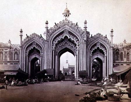 Gateway of the Hoospinbad Bazaar von Samuel Bourne