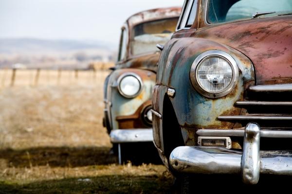 vintage cars abandoned in rural Wyoming von Sascha Burkard