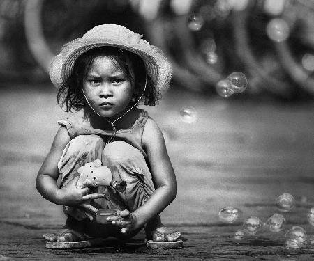 Kleines Mädchen mit Straßenblase