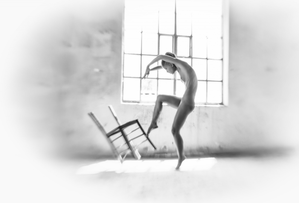 Tanzen mit dem Stuhl von Serhan Oksay