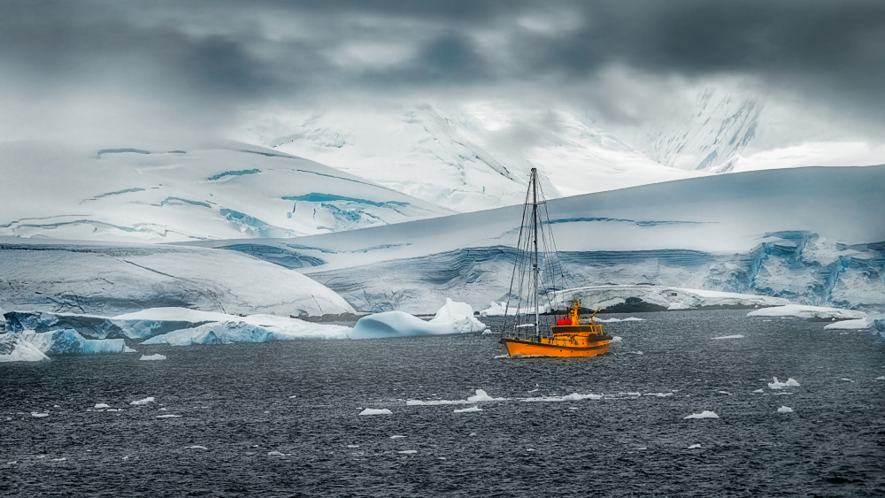 Ein Segelboot in der Antarktis von Siyu and Wei Photography