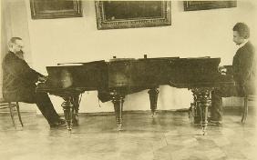 Komponisten Sergei Tanejew und Alexander Goldenweiser spielen Klavier 1906
