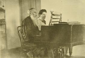 Lew Tolstoi und Tochter Alexandra am Klavier