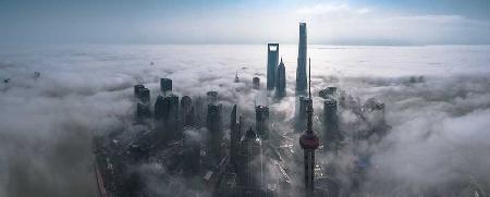 Shanghai im Nebel von oben