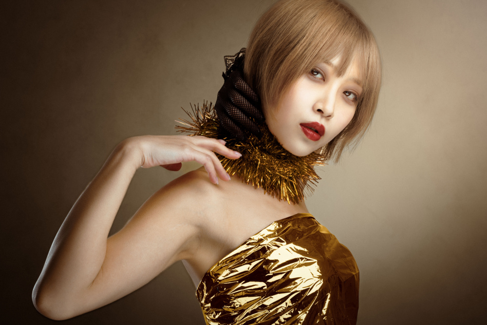 Goldenes Kleid von Suguru Sumimoto