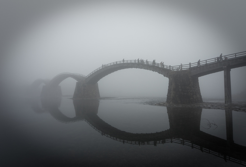 Die Kintai-Brücke im Nebel #Wasserspiegel von Sunao Isotani
