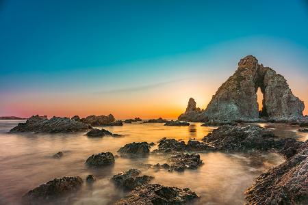 Strand-Sonnenuntergang-Felsen-Steine