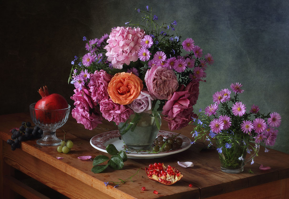 Stillleben mit Blumen und Früchten von Tatyana Skorokhod